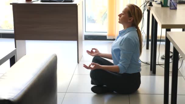 Ejecutiva femenina realizando yoga en su lugar de trabajo en la oficina. 4k, cámara lenta — Vídeos de Stock