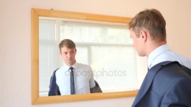 yorgun mutsuz adam bir ayna önünde undresses. 4k, ağır çekim