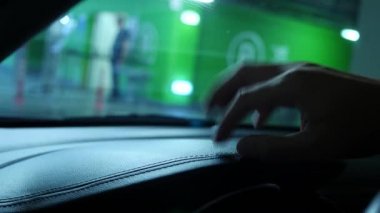 bir süpermarkette bir kapalı otopark beklerken bir araba kontrol panelinde bir insan eli close-up. 4k, ağır çekim