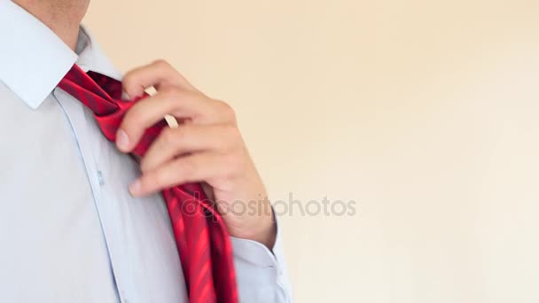 Деловой человек нервно настраивает свой красный галстук. 4К, замедленная съемка, супер крупный план. место для копирования — стоковое видео
