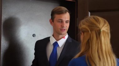 4 k. ağır çekim. Ruj yaka mans. kıskançlık ve ihanet kavramı. Kocası ön kapıya geliyor, karısı onun gömleği ruj fark eder ve bir skandal yapar.