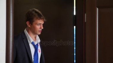 4 k. ağır çekim. Ruj yaka mans. eve sarhoş bir adam gelir ve gömleğini ruj ile.