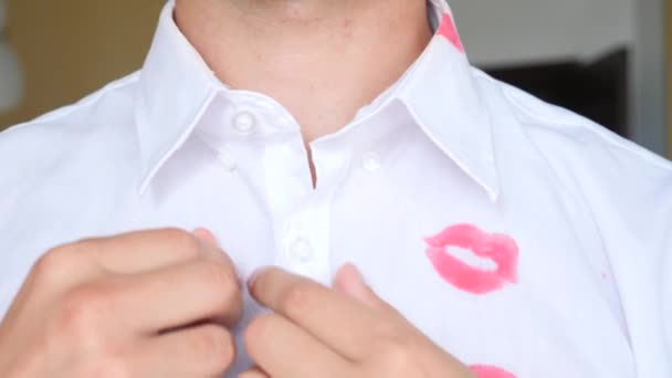 4k. slow-motion. Lipstick on mans collar. — Stock Video