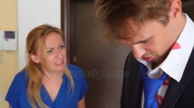 4 k. ağır çekim. Ruj yaka mans. kıskançlık ve ihanet kavramı. Kocası ön kapıya geliyor, karısı onun gömleği ruj fark eder ve bir skandal yapar.