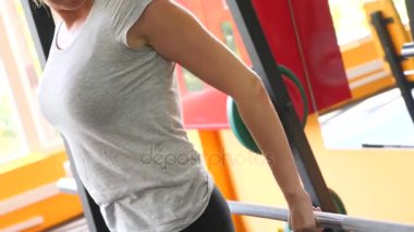 kadın spor salonunda devreye girer. 4 k yavaş hareket