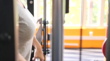 kadın spor salonunda devreye girer. 4 k yavaş hareket