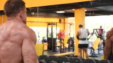 atlet vücut geliştirmeci spor salonunda devreye girer. 4 k yavaş hareket