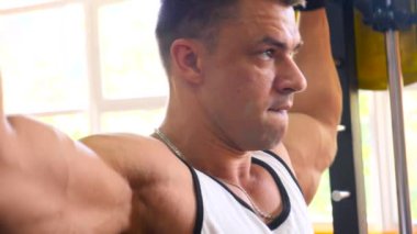 atlet vücut geliştirmeci spor salonunda devreye girer. 4 k yavaş hareket