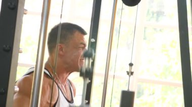 atlet vücut geliştirmeci spor salonunda devreye girer. 4 k yavaş hareket