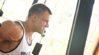 atlet vücut geliştirmeci spor salonunda devreye girer. 4 k yavaş hareket