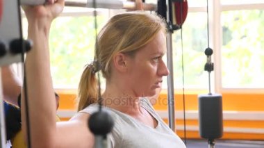 kadın spor salonunda devreye girer. 4 k yavaş hareket