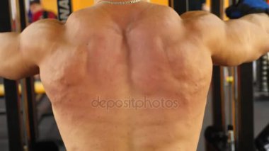 atlet vücut geliştirmeci spor salonunda devreye girer. 4 k yavaş hareket