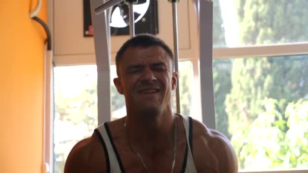 Der Bodybuilder engagiert sich im Fitnessstudio. 4k Zeitlupe — Stockvideo