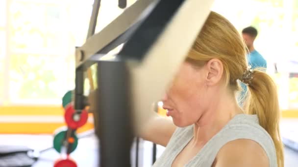 Kvinnan är engagerad i gymmet. 4 k slowmotion — Stockvideo