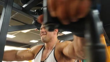 atlet vücut geliştirmeci spor salonunda devreye girer. 4 k yavaş hareket