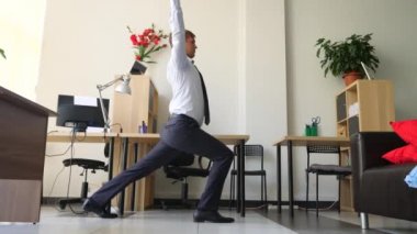 erkek icra Yoga onun işyerinde ofiste gerçekleştirme. 4k, ağır çekim