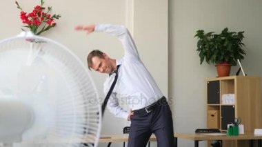 erkek executive Office onun işyerinde egzersiz yapmak. 4k, ağır çekim