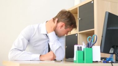 Genç adam bilgisayarda çalışırken boyun ağrısı acı. 4k, ağır çekim