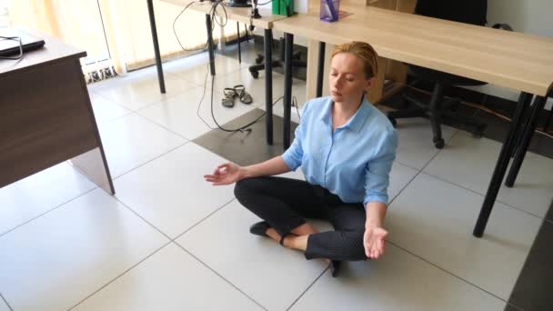 Ejecutiva femenina realizando yoga en su lugar de trabajo en la oficina. 4k, cámara lenta — Vídeos de Stock