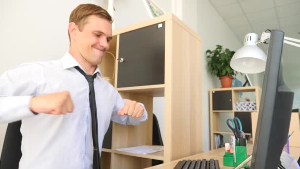 Male executive performing workout at her workplace in office. 4k, slow motion — Stock Video