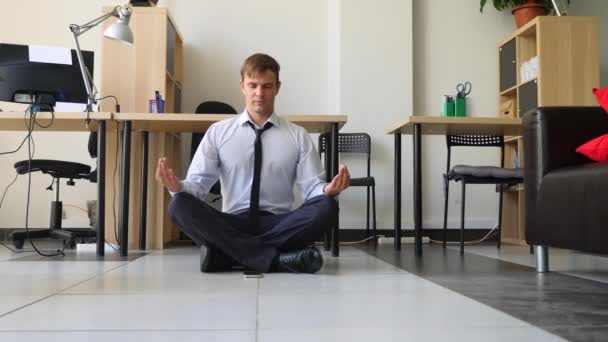 Ejecutiva masculina realizando yoga en su lugar de trabajo en la oficina. 4k, cámara lenta — Vídeos de Stock