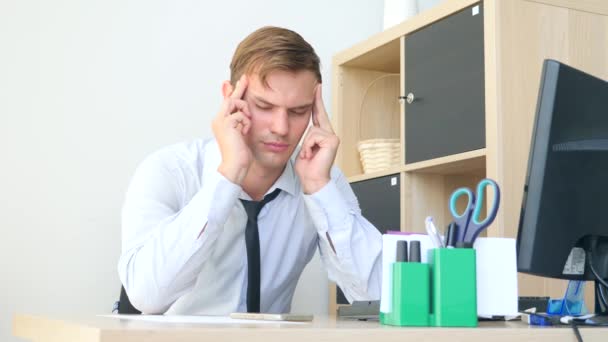 Człowiek cierpi na ból w głowie podczas pracy na komputerze. 4k, zwolnionym tempie — Wideo stockowe