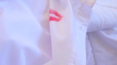 4 k. ağır çekim. Bir adamın yakasında ruj. karısı kocası, şeyler silme, birisi olan birinin ruj gömleğini bulur..