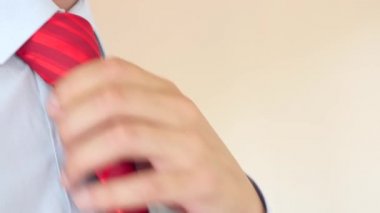 Bir iş adamı kırmızı kravat düzeltiyor. 4k, ağır çekim, süper yakın çekim. kopyalama alanı