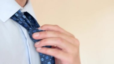 Bir iş adamı mavi kravatını alır ve üst düğmesini gömleğinde laubali. İç çekiyor. 4k, ağır çekim, süper yakın çekim. kopyalama alanı