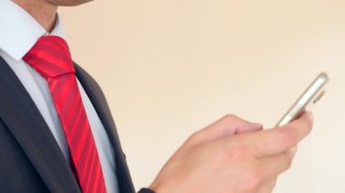 Genç işadamı cep telefonundan sohbet. 4 k, yavaş hareket, süper büyük planı