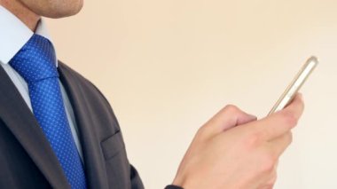 Genç işadamı cep telefonundan sohbet. 4 k, yavaş hareket, süper büyük planı