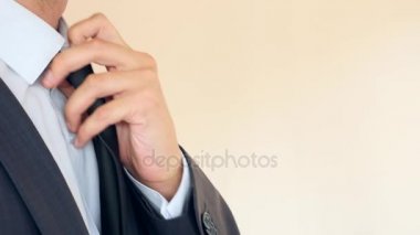 İş adamı onun siyah kravat alır ve genelde üst düğmesini unbuttons. 4k, ağır çekim, süper yakın çekim. kopyalama alanı