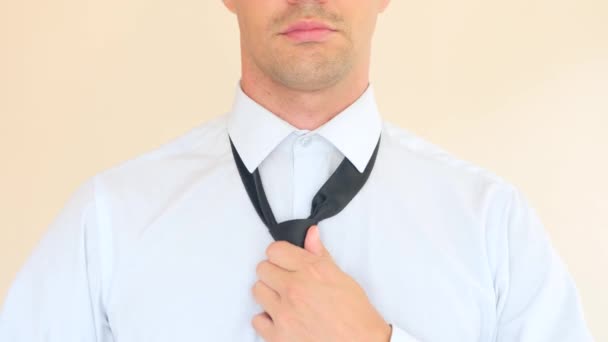Un hombre de negocios endereza una corbata negra. 4k, cámara lenta, super primer plano. espacio para copiar — Vídeo de stock