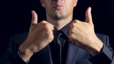 siyah bir arka plan üzerinde siyah giysili bir adam süper yakın çekim. 4 k. ağır çekim.