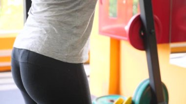 kadın spor salonunda devreye girer. 4 k yavaş hareket