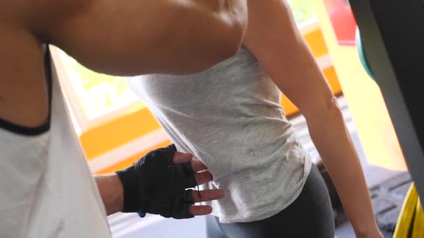 Η γυναίκα συμμετέχει στο γυμναστήριο με προσωπικό γυμναστή. 4 k αργή κίνηση — Αρχείο Βίντεο