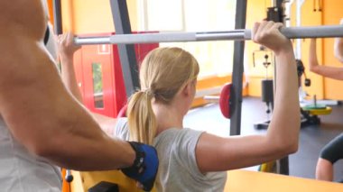 kadın spor salonunda kişisel bir eğitmen ile nişanlandı. 4 k yavaş hareket