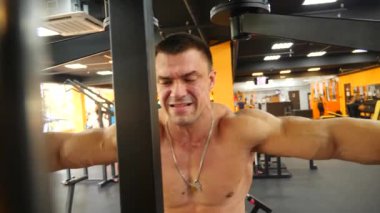 atlet vücut geliştirmeci spor salonunda devreye girer. 4 k yavaş hareket