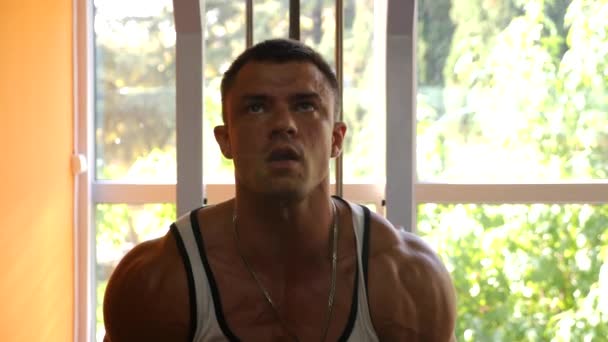 Bodybuilder athlète est engagé dans la salle de gym. 4k au ralenti — Video