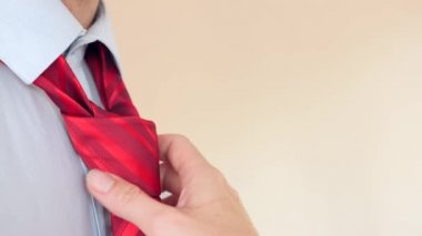 Bir iş adamı kravatını düzeltir. 4k, ağır çekim, süper yakın çekim. kopyalama alanı