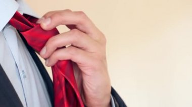 Bir iş adamı kravatını düzeltir. 4k, ağır çekim, süper yakın çekim. kopyalama alanı