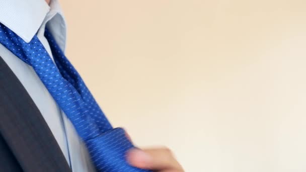 Bir iş adamı kravatını düzeltir. 4k, ağır çekim, süper yakın çekim. kopyalama alanı — Stok video