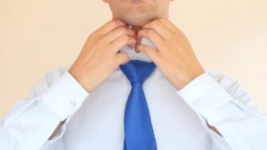 Bir iş adamı kravatını düzeltir. 4k, ağır çekim, süper yakın çekim. kopyalama alanı