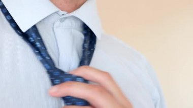 Bir iş adamı kravatını düzeltir. 4k, ağır çekim, süper yakın çekim. kopyalama alanı