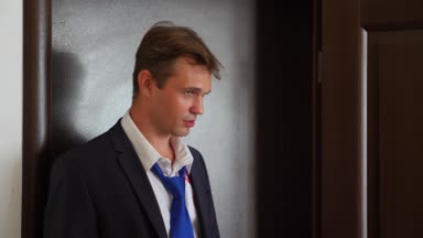 4 k. ağır çekim. Ruj yaka mans. kıskançlık ve ihanet kavramı. Kocası ön kapıya geliyor, karısı onun gömleği ruj fark eder ve bir skandal yapar.