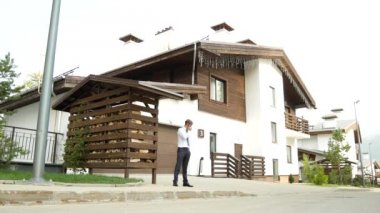 bir dağ evi, bir ev dağlarda bir arka plan üzerinde iş adamı. 4 öfkeli bir adam yemin ediyor telefonla k.