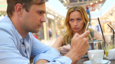Çift kafede. güzel bir adam ve güzel kadın kavgası. 4 k, yavaş hareket, yakın çekim. kopya alanı