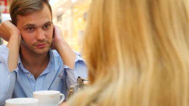 Çift kafede. güzel bir adam ve güzel kadın kavgası. 4 k, yavaş hareket, yakın çekim. kopya alanı