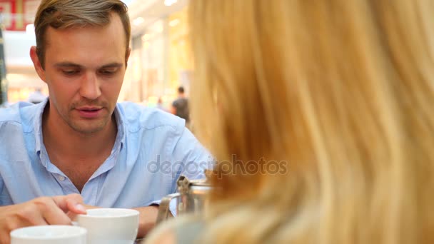 Pareja en la cafetería. hermoso hombre y hermosa mujer disputa. 4k, cámara lenta, primer plano. espacio de copia — Vídeo de stock