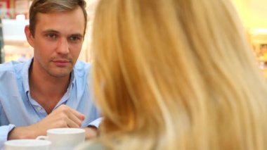 Çift kafede. güzel bir adam ve güzel kadın kavgası. 4 k, yavaş hareket, yakın çekim. kopya alanı
